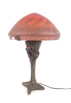 Luminaire : Lampe à poser de style Art Nouveau fin 20eS globe en verre marmoréen signé Art de France pied copie A.Moreau en résine