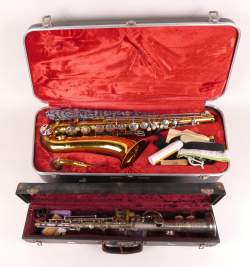 Musique : 2 saxophones dans leur écrin (usure d'usage , rayures) : 1 soprano PIERRET - Super Artiste GERDAY Mons - 1 alto CONN modèle 16mm avec accessoires
