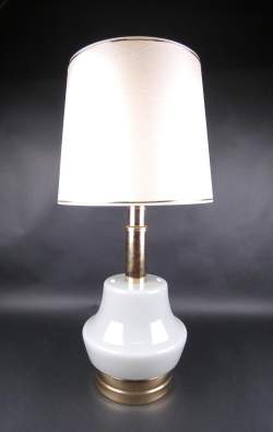 Luminaire : Lampe à poser Vintage en opaline et laiton à 2 lumières dont 1 dans la base avec abat-jour