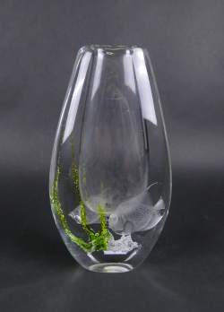 Verrerie: Vase en verre décor de poisson et inclusions de verre de couleurs sign