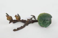 Objet: Encrier probablement en bronze de Vienne à décor d'un coq, d'une poule et