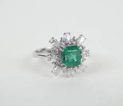 Bijou: Bague en or blanc 18K sertie d'une émeraude d'env. 1,31cts et de diamants