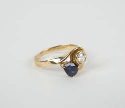 Bijou: Bague en or jaune 18K sertie d'un diamant d'env. 0,10cts et d'un saphir d