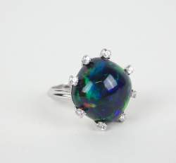 Bijou: Bague en or blanc 18K sertie d'un importante opale d'env. 17cts et de dia