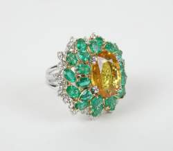 Bijou: Importante bague en or blanc 18K sertie d'un saphir jaune/orange d'env. 6