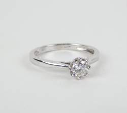 Bijou: Bague en or blanc 18K sertie d'un diamant solitaire d'env. 0,36cts P: 2,6