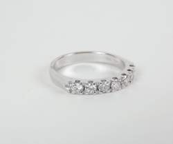 Bijou: Demi-alliance américaine en or blanc 18K sertie de diamants pour env. 0,5