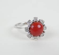 Bijou: Bague en or blanc 18K sertie d'un cabochon de corail (EU ONLY) entouré de