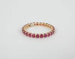 Bijou: Bague en or jaune 18K sertie de 27 rubis pour env. 1,50cts P: 1,4g TDD: 5