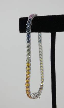 Bijou: Bracelet en or blanc 14K serti de 57 saphirs de couleurs en dégradé pour