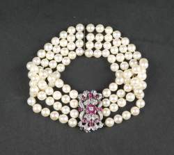 Bijou: Bracelet de 4 rangs de perles de culture avec fermoiren or blanc 18K sert