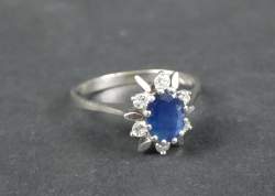 Bijou: Bague en or blanc 18K sertie d'un saphir ovale d'env.0,75cts entouré de 6
