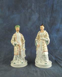 Paire de figurines/ Carafes en porcelaine polychrome rehautsd'or inscription en