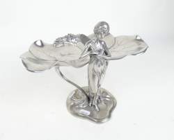 Objet : Vide-poche de style Art nouveau en étain - Fée tenant un oiseau avec 2 nénuphars formant réceptacle -
