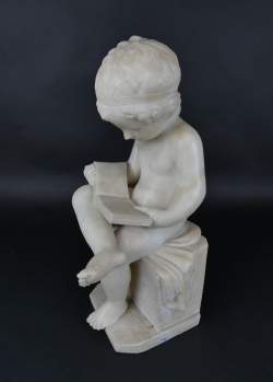 Sculpture : Sujet en albâtre - enfant étudiant l'alphabet - d'après une oeuvre de Antonio CANOVA