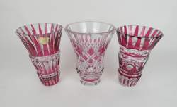 Verrerie : 3 vases en cristal taillé signé sous la base Val Saint Lambert (dont 1 avec pt ecl)