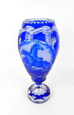 Verrerie : Important vase en cristal taillé de Bohême décor d'une réserve - chevaux -