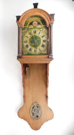 Horloge murale hollandaise avec phase de lune dans une caisse en chêne mouvement en laiton à rouages apparents