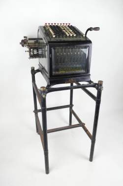 Objet : Machine à calculer (ds l'état) de la marque BURROUGHS Detroit Mich U.S.A avec mécanisme visible avec support d'origine + Machine Mercedes Euklid
