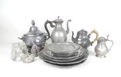 Objets : Lot d'étains anciens (+/ - 18pcs) divers poinçons dont : soupière , assiettes , plats.