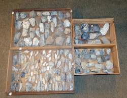 Objet : +/ - 150 silex taillés de Spiennes époque Néolithique / Paléolithique comprenant nucleus , éclats , débris , percuteurs , grattoirs