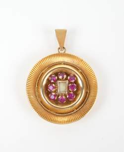 Bijou : Pendentif en or jaune 18K serti d'une dent de lait entourée de rubis