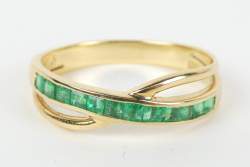 Bijou : Bague en or jaune 18K sertie d'une ligne d'émeraudes