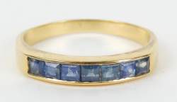 Bijou : Bague en or jaune 18K sertie d'une ligne de saphirs