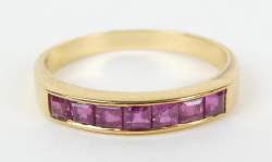 Bijou : Bague en or jaune 18K sertie d'une ligne de rubis
