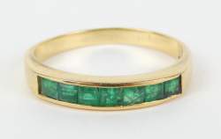 Bijou : Bague en or jaune 18K sertie d'une ligne d'émeraudes