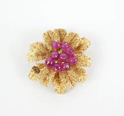 Bijou : Broche en or jaune 18K texturé - Fleur - sertie de perles de rubis travail italien probablement Alexandrie