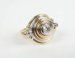Bijou : Bague en or jaune et blanc 18K sertie d'un diamant central et de diamants