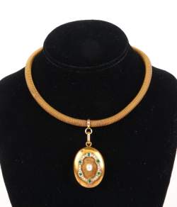 Bijou : Collier ras de cou époque Victorienne poinçon tête de cheval avec pendentif en or jaune 18K serti de perles et d'émeraudes dans son écrin
