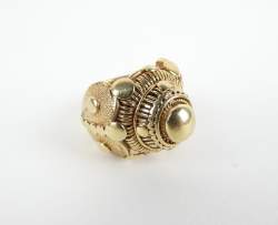 Bijou : Bague en or jaune 18K probablement du Congo filigranné (anneau légèrement déformé , usures)