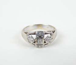 Bijou : Bague en or blanc 18K sertie d'éclats de diamants (usures)