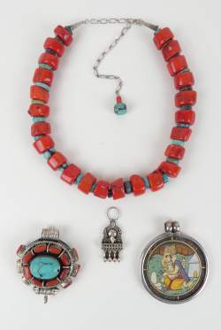 Bijou ethnique argent : Collier et pendentif en perles de corail et turquoises , pendentif - Ganesh - et pendentif probablement asiatique