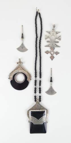 Bijou ethnique argent : Collier avec pendentif en agate noire , 2 pendentifs dont 1 en agate noire , paire de boucles d'oreilles (mq attaches) probablement TOUAREG