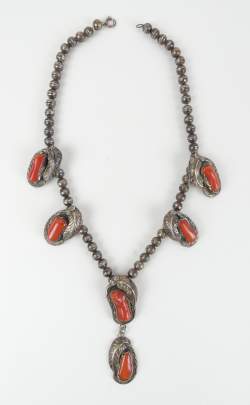 Bijou ethnique argent : Collier NAVAJO serti de corail et motifs plumes signé L. CHARLEY
