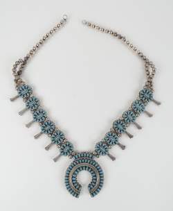 Bijou ethnique argent : Collier NAVAJO dit - fleurs de courge - avec un pendentif Naja serti de turquoises et corail EU ONLY (mq fermoir , qq perles remplacées)