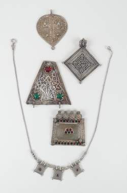 Bijoux ethniques argent : 4 Pendentifs et 1 collier probablement Inde