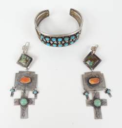 Bijou ethnique argent : Bracelet rigide NAVAJO serti de turquoises signé J. SPENCER et paire de boucles d'oreilles signées RL serties de turquoises et coquillages