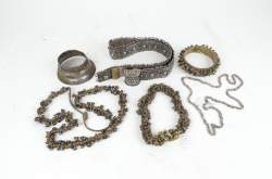 Asiatique : 6 bijoux d'ethnographies diverses d'inde dont : ceinture en partie en argent , bracelet en argent , collier en argent.