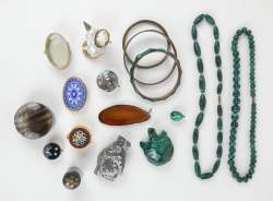 Bijou : Lot de bijoux et objets en malachite et diverses boites à pilules (17pcs)