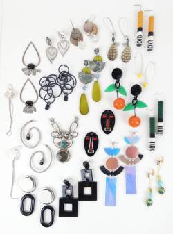 Bijou : boucles d'oreilles (19) dont plexi et métal argenté certaines sans attaches FRANCINE BRAMLI , TARATATA , ZURI , NATURE , PILGRIM , SHABADA , ORI TAO +1pendentif