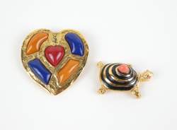 Bijou : Pendentif siglé YSL YVES SAINT LAURENT - Coeur - en métal doré et résine de couleurs + Broche - Tortue - CARVEN en métal doré émaillé (2pcs)