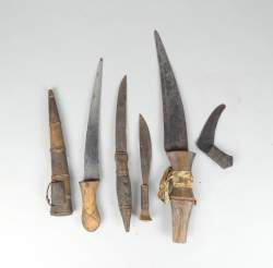 Africain : 5 armes dont : couteau circoncision et vannerie