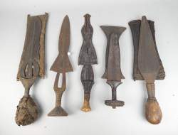Africain : 5 glaives avec fourreau du Congo
