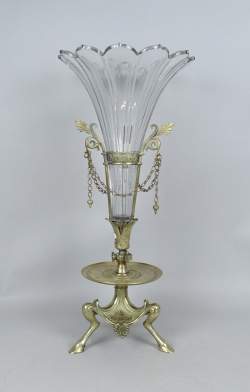 Verrerie Milieu de table Art Nouveau en bronze et cristal taillé circa 1890 H:62