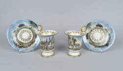 Céramique : 2 tasses et sous-tasses en porcelaine Empire 19eS rehauts d'or repeintes d'un décor napoléonien