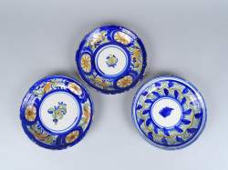 Céramique : 3 assiettes en faïence espagnole divers décors 18eS (egr)